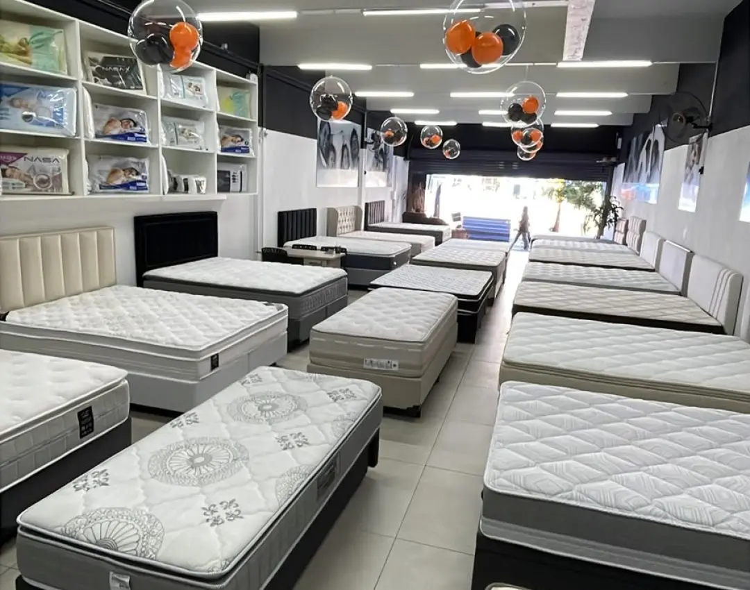 Interior da loja Outlet dos Colchões na Avenida Assis Brasil em Porto Alegre