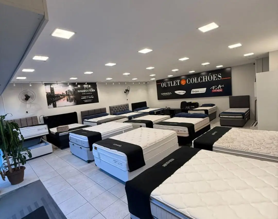 Interior da loja Outlet dos Colchões Menino Deus na Avenida Getúlio Vargas em Porto Alegre